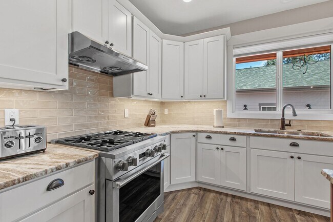 Building Photo - Fully Furnished Home