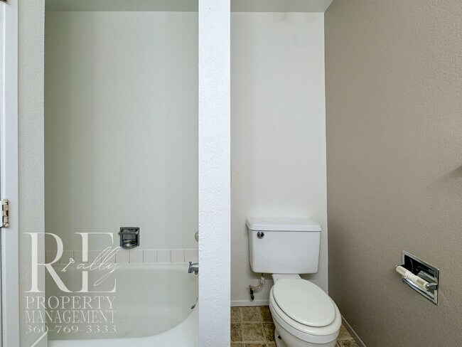 Building Photo - Bright End-Unit Townhome with Loft, Fireplace & Wooded Balcony