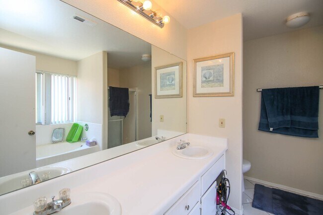 Building Photo - Santa Fe Hills Detached Home