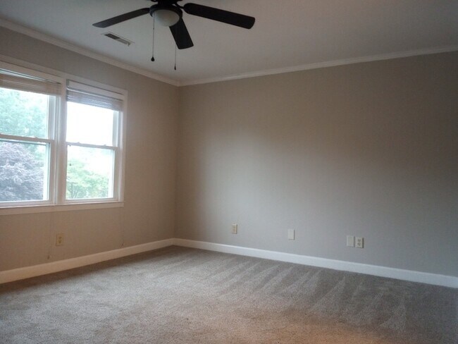 Building Photo - 3 Bedrooms 2.5 Bathrooms