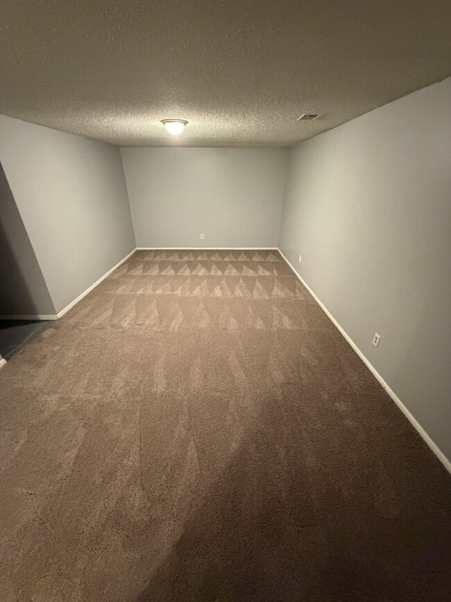 Building Photo - 5025 E Weaver Ave