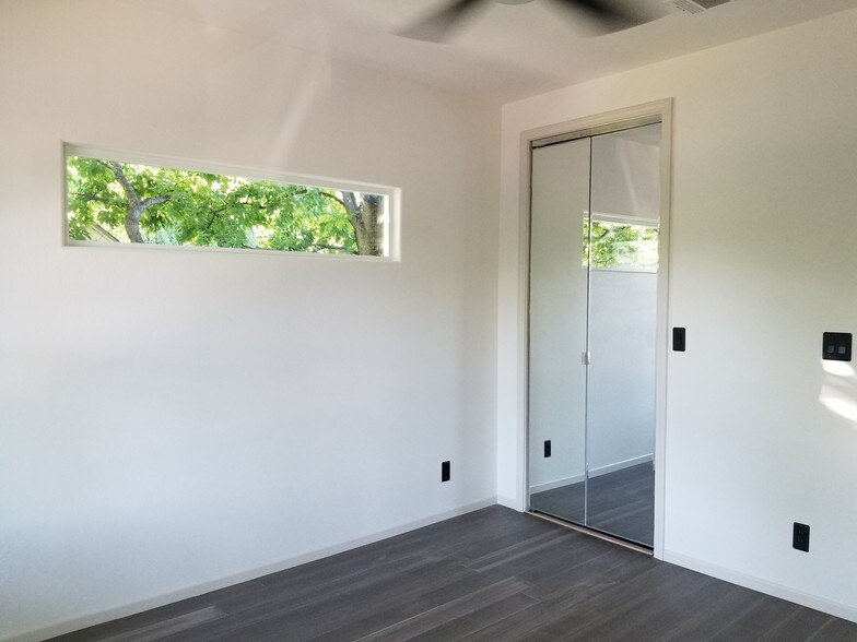 Upper Unit BR1 - 1008 E 49th St