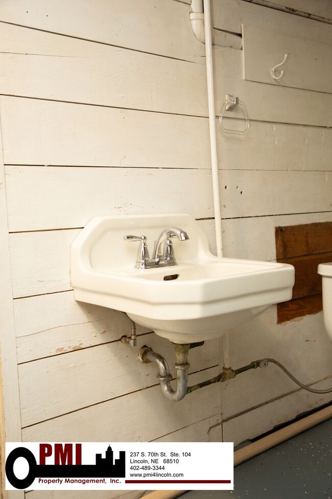 Building Photo - 4 Bedroom, 1.5 bathroom House For Rent; Av...