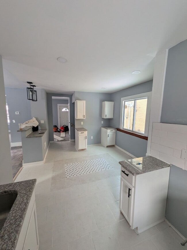 Building Photo - Large 4 bedroom 1.5 bathroom- EDEN and CMHA Section 8 Welcomed.