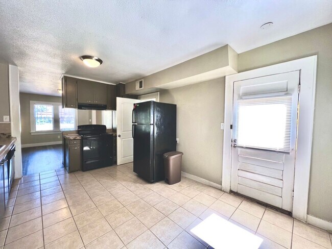 Building Photo - MOVE IN SPECIAL! Gorgeous Vintage home!