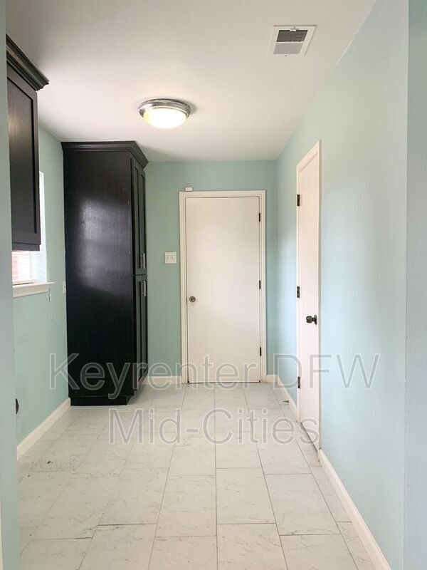 Building Photo - 505 E Scotland Dr