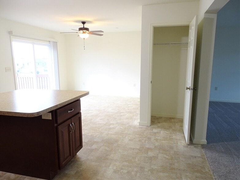 Building Photo - 322 Meadow View Dr