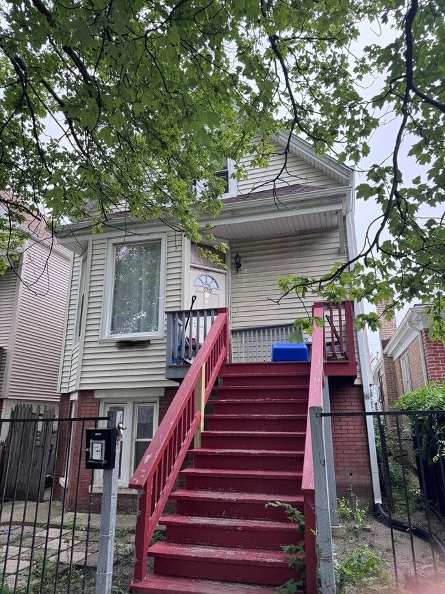 Building Photo - 3717 W Dickens Ave