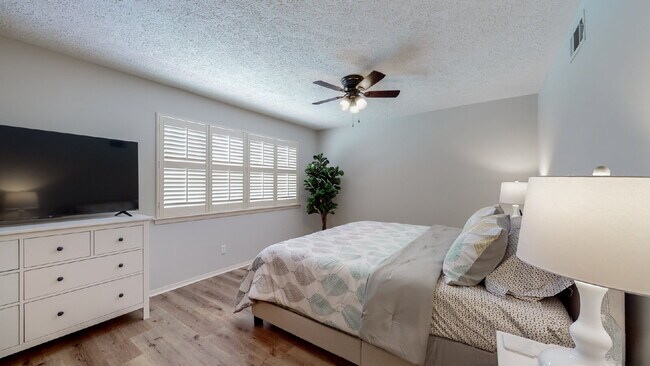 Building Photo - 5 Dorchester Ct