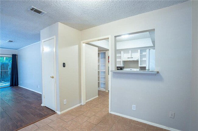 Building Photo - 9104 Quail Creek Dr