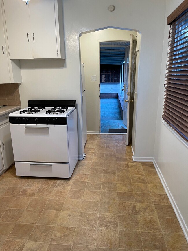 Building Photo - 313 Bond St