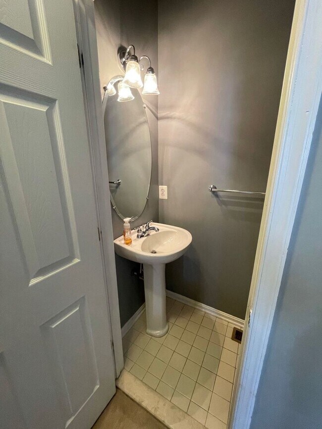 Building Photo - COZY TOWNHOUSE - Minutes to Quantico
