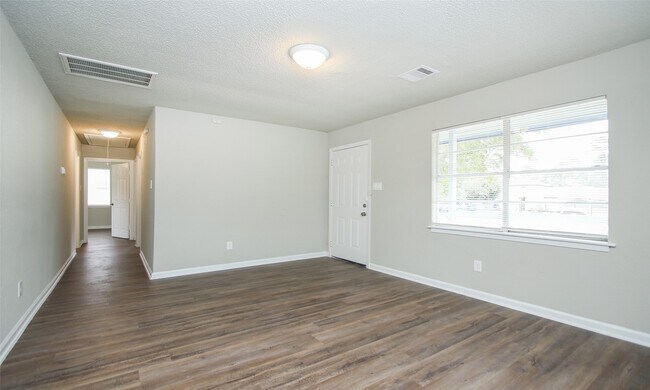 Building Photo - 6110 Glen Lee Dr