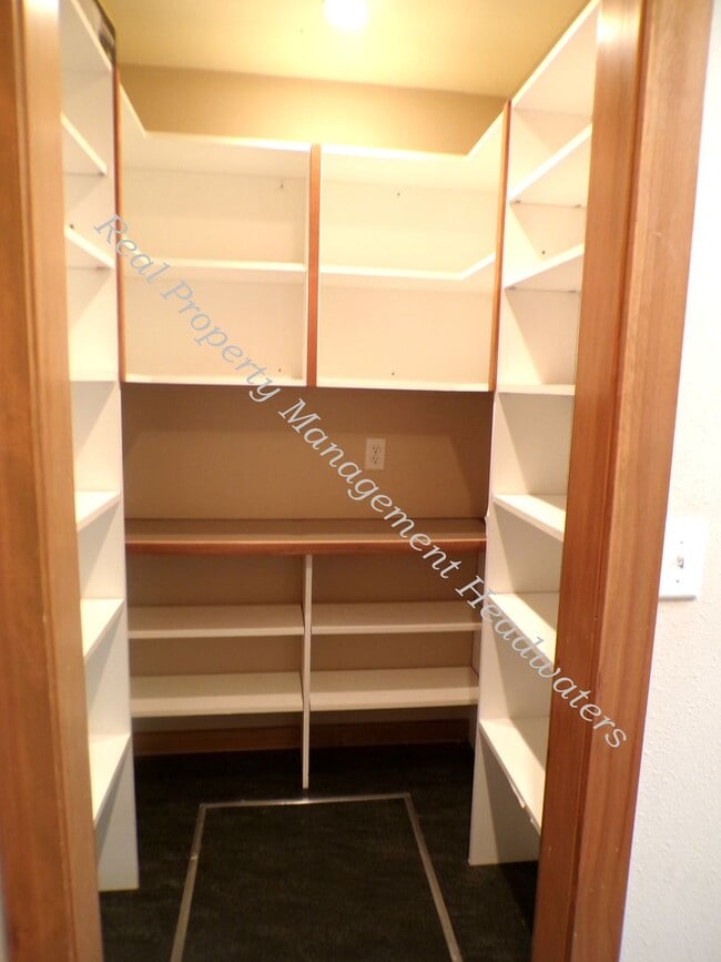 Building Photo - 5 Bedroom 2-1/2 Bath House for Rent