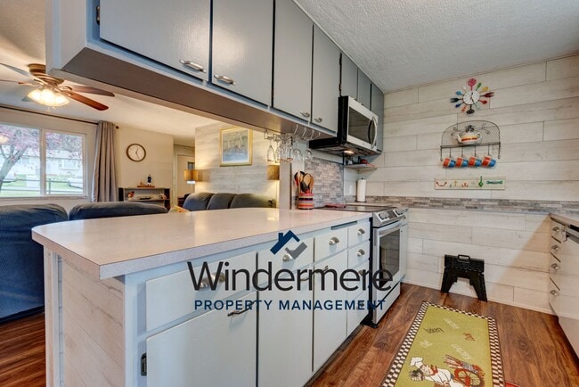 Building Photo - Fully-Furnished Cozy 3 Bedroom Home - (Sho...