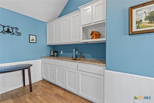 Building Photo - 1605 Alta Vista Loop