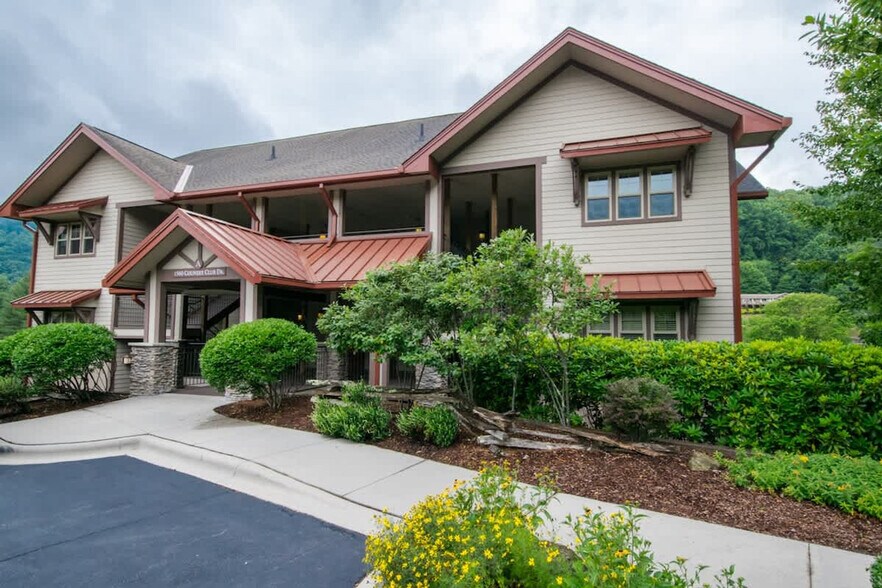 Building Photo - 1560 Country Club Dr