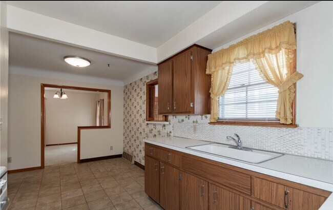 Building Photo - 418 E 274th St