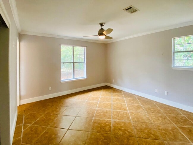 Building Photo - 427 Seacrest Dr