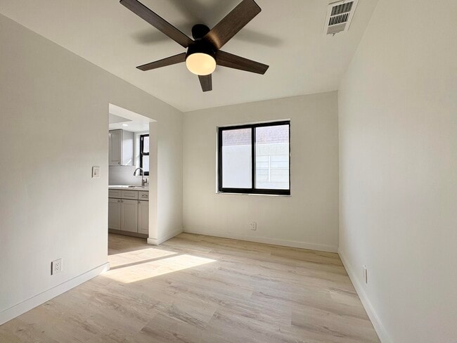 Building Photo - 305 SE 9th Ave