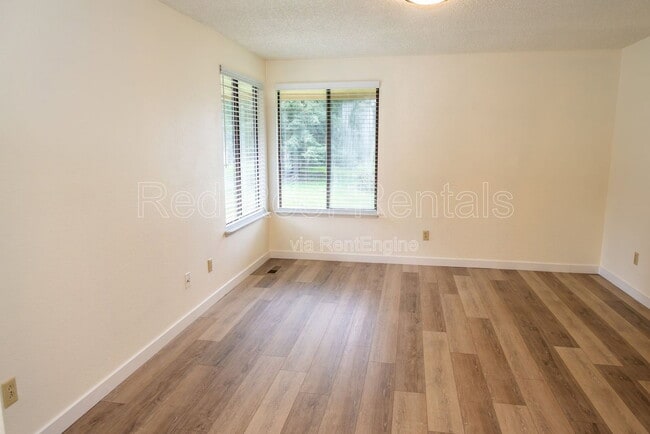 Building Photo - 1418 Tule Lake Dr S