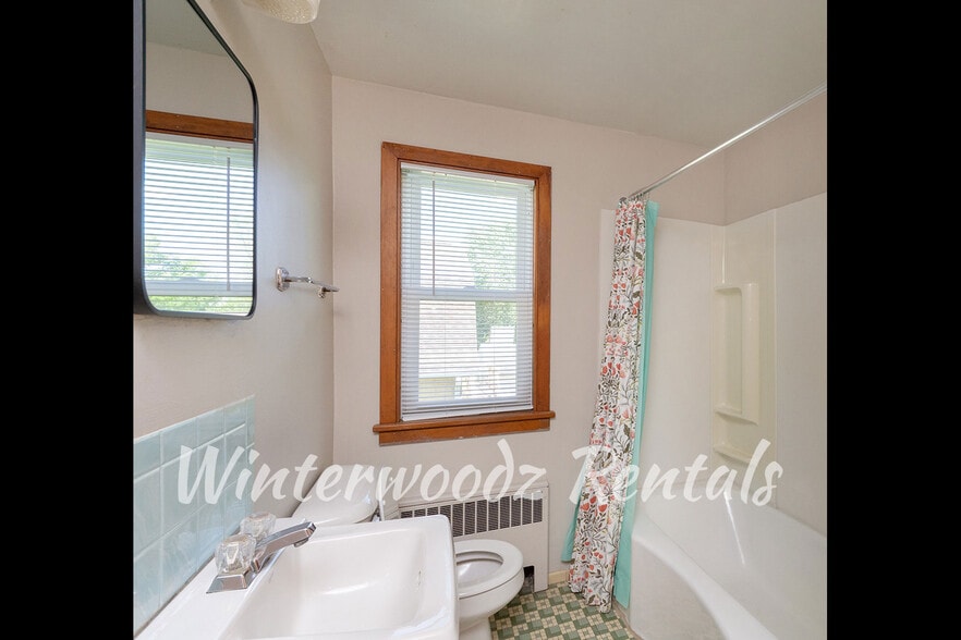 Bathroom - 1432 Porlier St