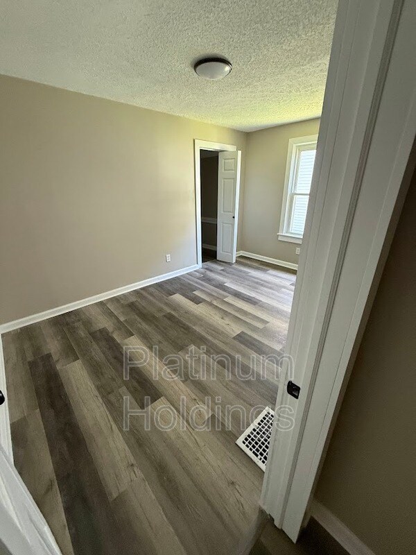Building Photo - 2049 E 39th St