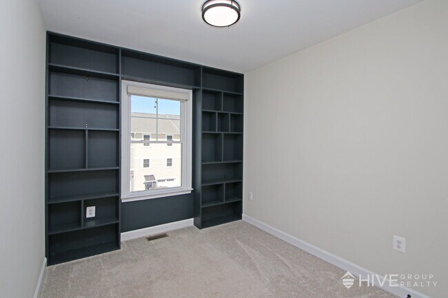 Building Photo - "Impressive 3-Bed Townhouse with Fenced in Backyard!"