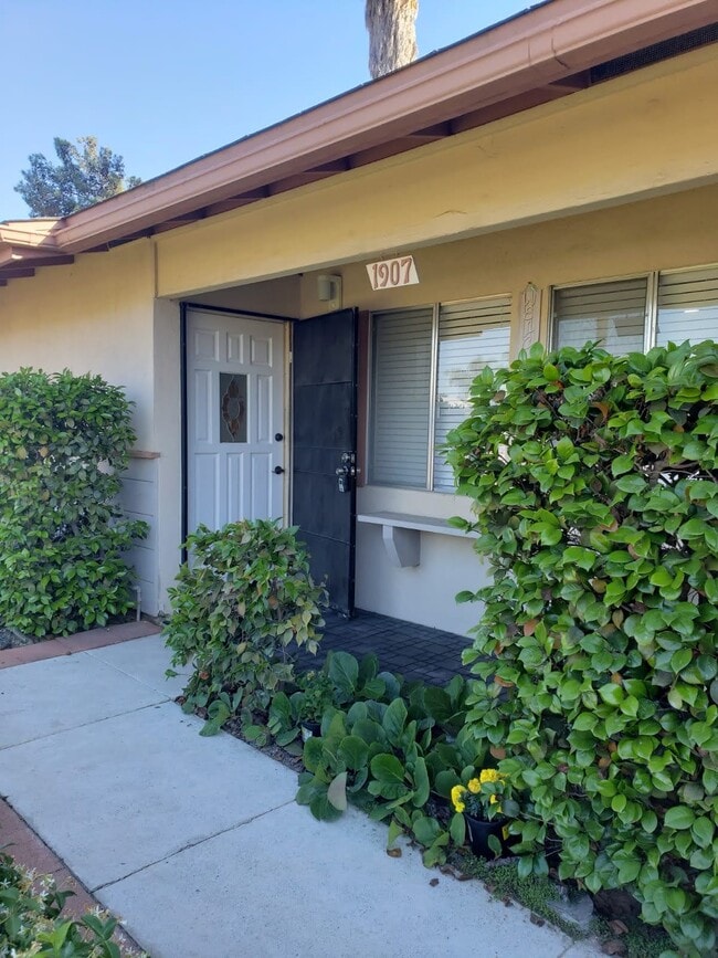 Building Photo - 1907 Clover Way