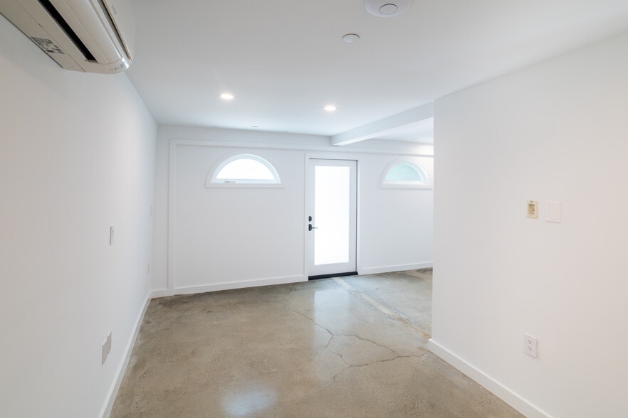 Building Photo - 2450 Euclid St
