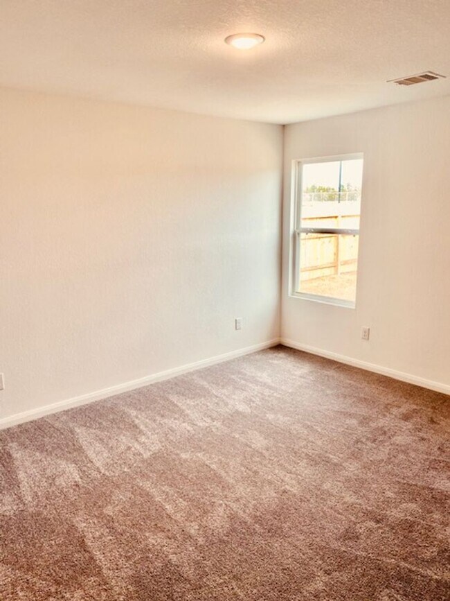 Building Photo - Beautiful Brand New 3 bedroom 2 bath lease...