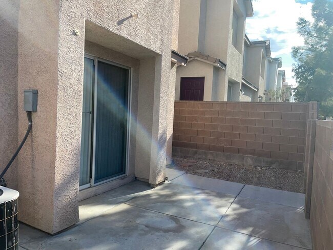 Building Photo - Nice, upgraded Town Home 3br, 3bath, 2cg.