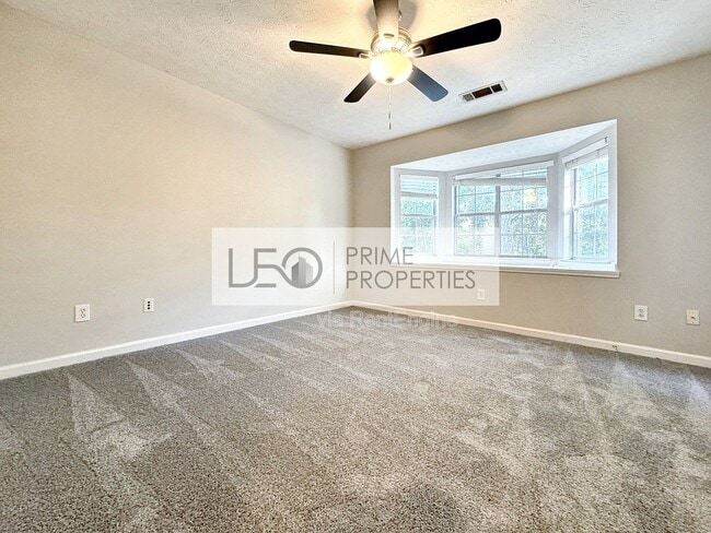 Building Photo - 5916 Dogwood Manor