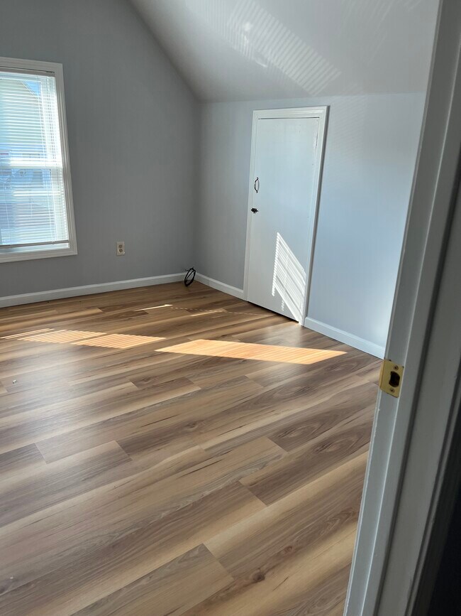 Building Photo - 1321 Iranistan Ave