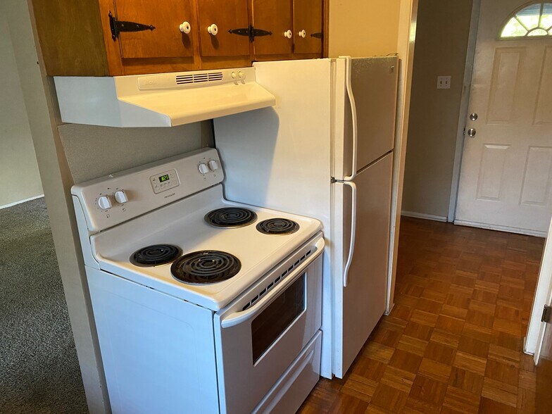 Kitchen. - 2000 W Pinecrest Dr