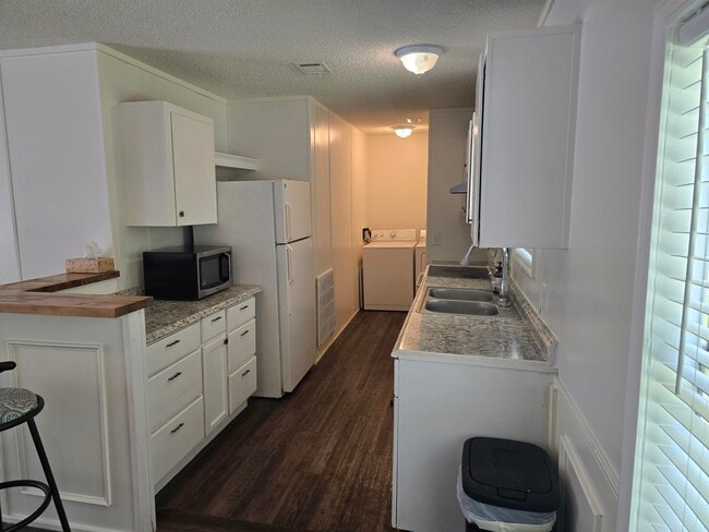 Building Photo - 239 Thompson Cir