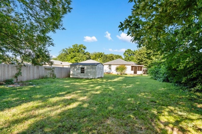 Building Photo - 1324 N Forest Ave