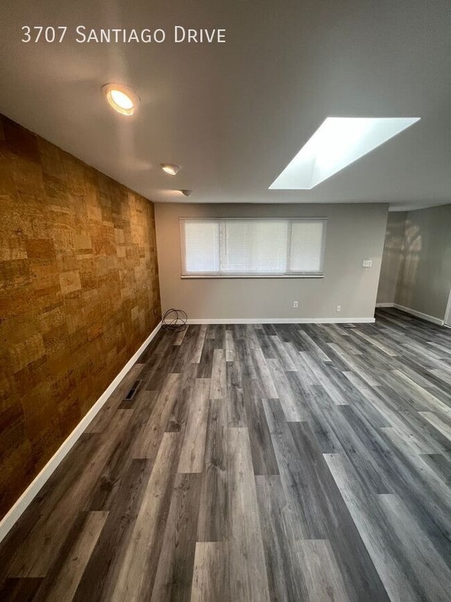 Building Photo - 3707 Santiago Dr