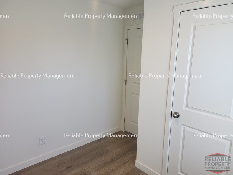 Building Photo - 850 Eden Dr