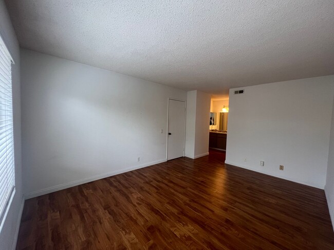 Building Photo - 2 Bedroom Condo in UTC!