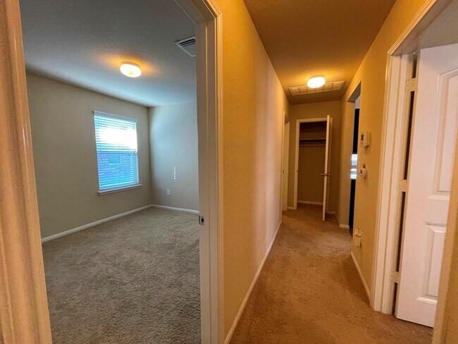 Building Photo - 3400 Ortman Dr