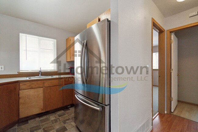 Building Photo - 4 Bedroom 2 Bathroom Home with Attached 2 ...