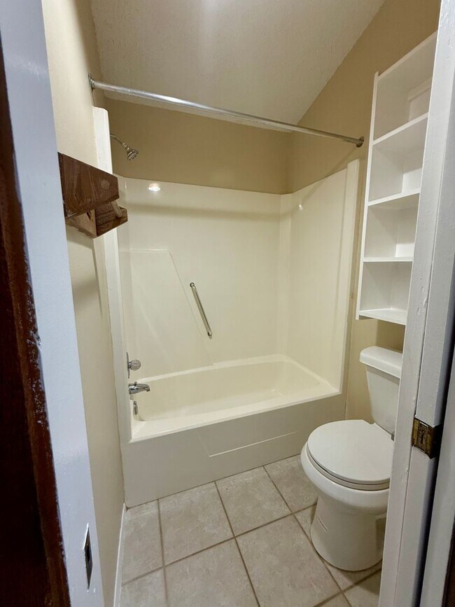 Building Photo - Remodeled!! Close to Shopping, VA Hospital and Hilaman Golf Course!