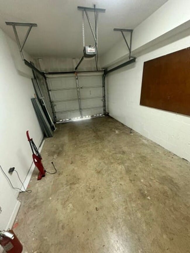 Building Photo - 220 Crestwood Cir