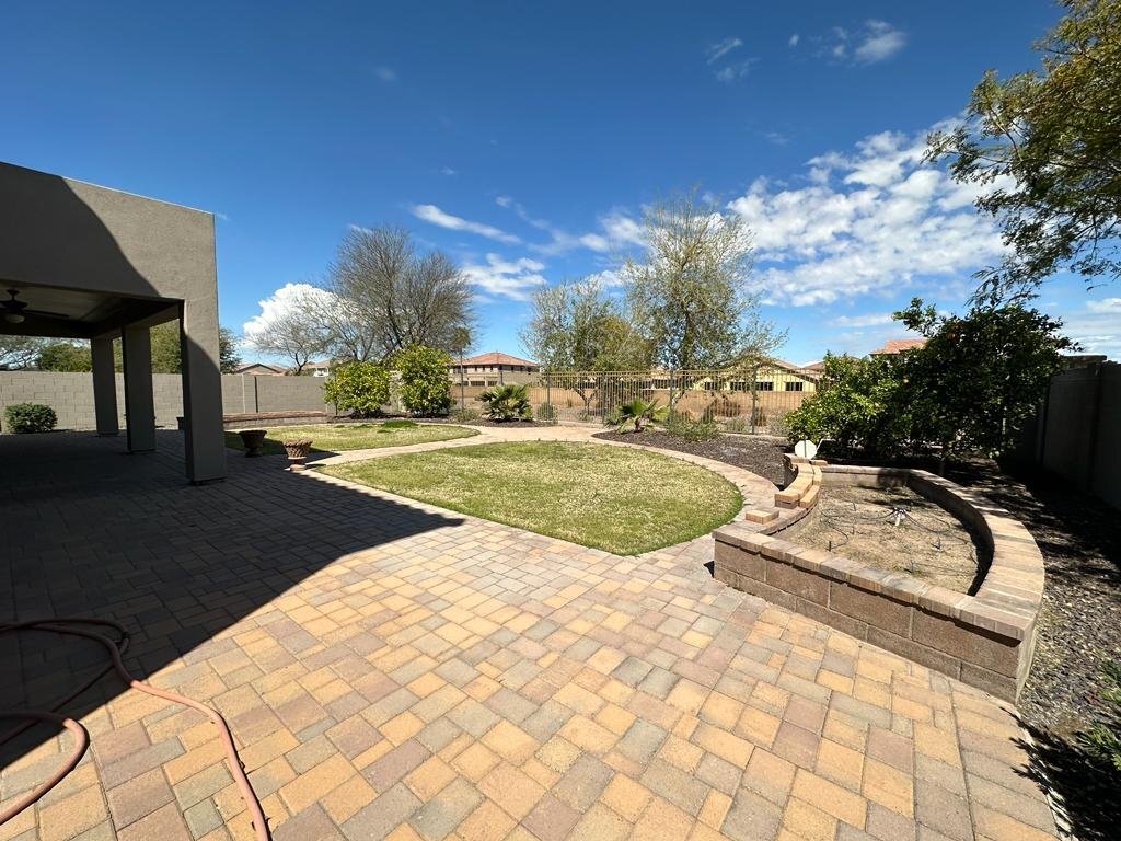 Building Photo - 722 E Sipapu Dr