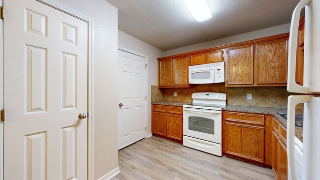 Building Photo - 902 Yi Dr