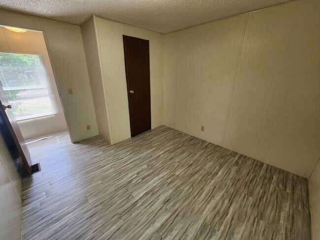 Building Photo - 33 Wilma Ln