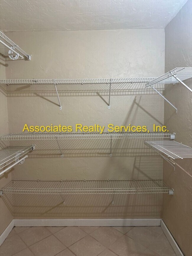 Building Photo - 3/2 North West!- 2 Weeks Free rent with im...