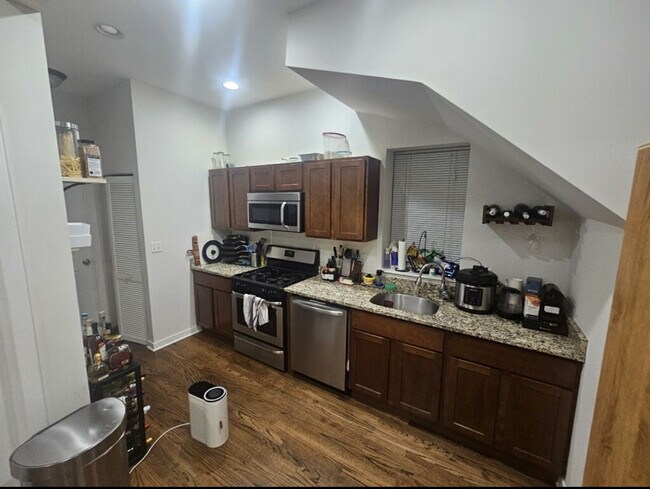 Building Photo - 1644 N Hermitage Ave