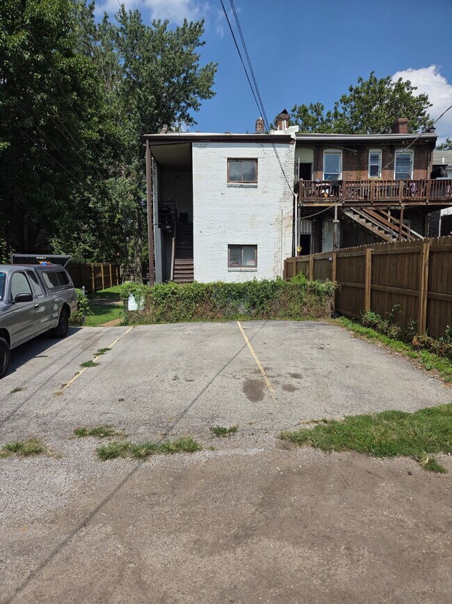 Building Photo - "Charming 1-Bedroom FIRST FLOOR Duplex in St. Louis City- Your Spacious 850 sq. ft. Retreat Await...